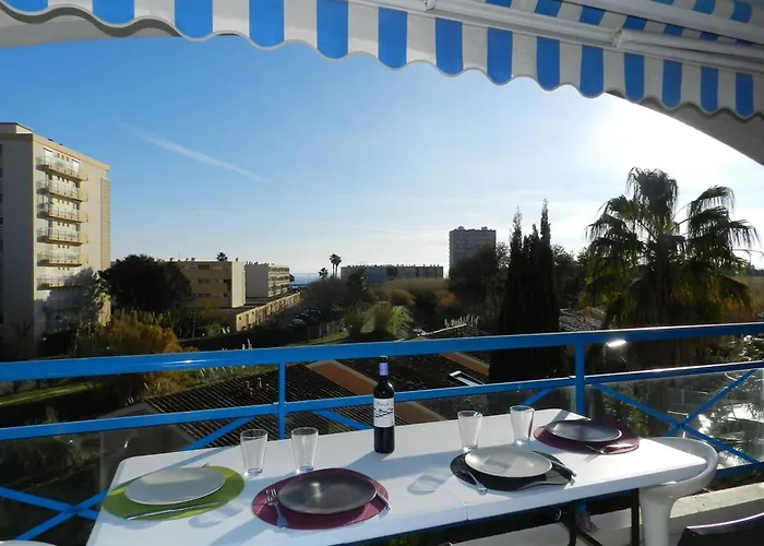 2 Pieces Avec Piscine Et Parking, - Fr-1-251-889