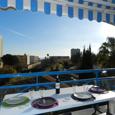 2 Pièces Avec Piscine Et Parking, Le Lavandou - Fr-1-251-889