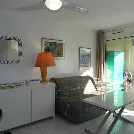 2 Pièces Avec Piscine Et Parking, Le Lavandou - Fr-1-251-889