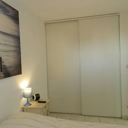 2 Pièces Avec Piscine Et Parking, Le Lavandou - Fr-1-251-889