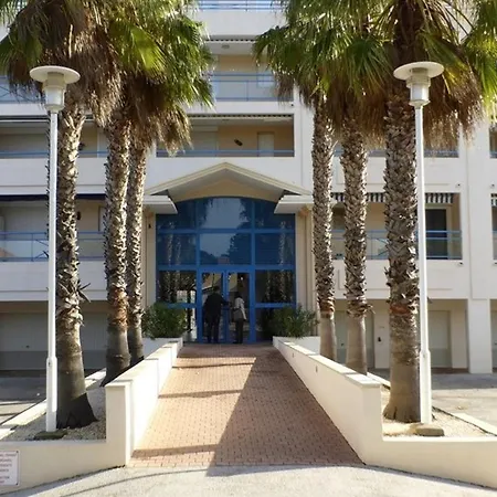 2 Pièces Avec Piscine Et Parking, Le Lavandou - Fr-1-251-889 *