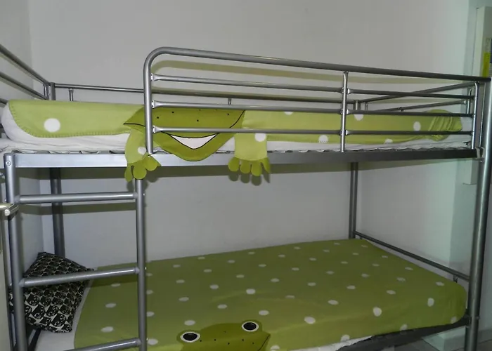 2 Pieces Avec Piscine Et Parking, - Fr-1-251-889 *